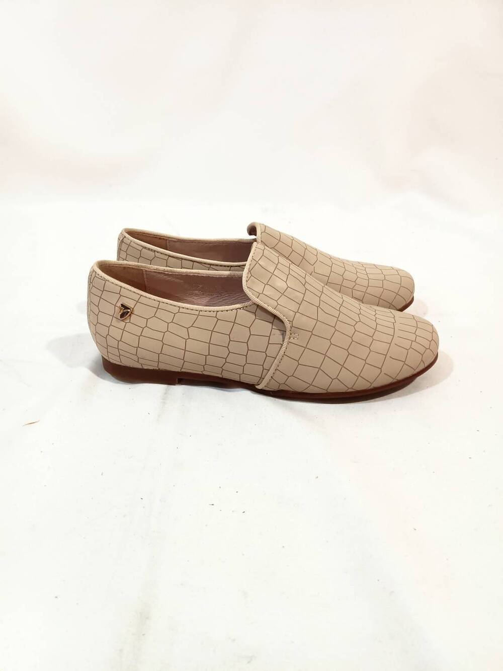NEW VENETTINI girls loafers slip on in beige